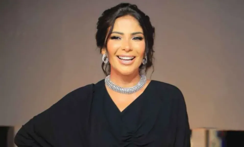 الفنانة منى زكي