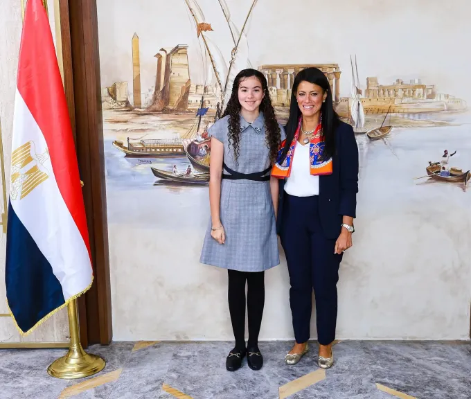  وزيرة التخطيط تحتفي بأصغر سفيرة مصرية في «شباب بلد»