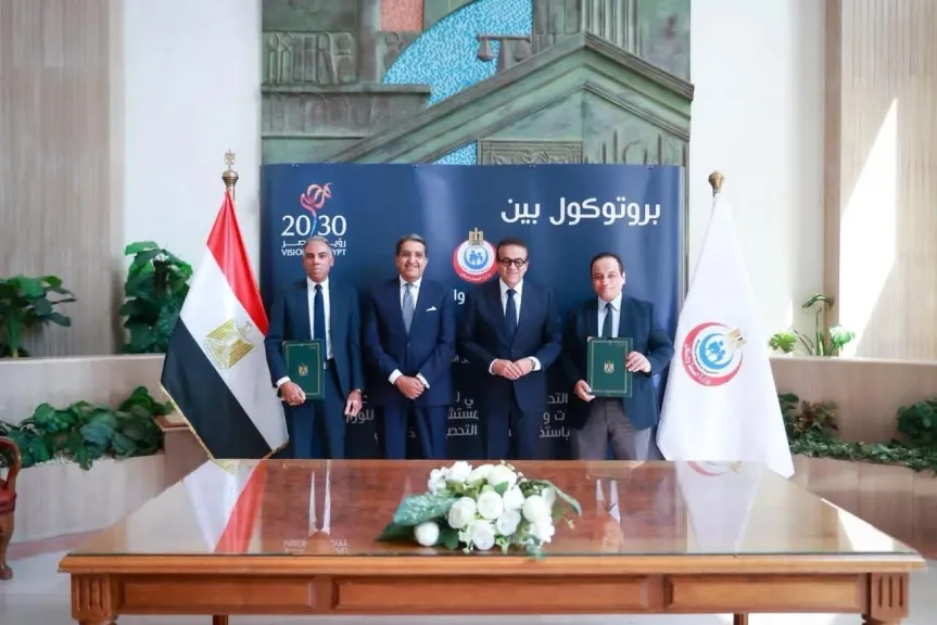 جانب من التوقيع 