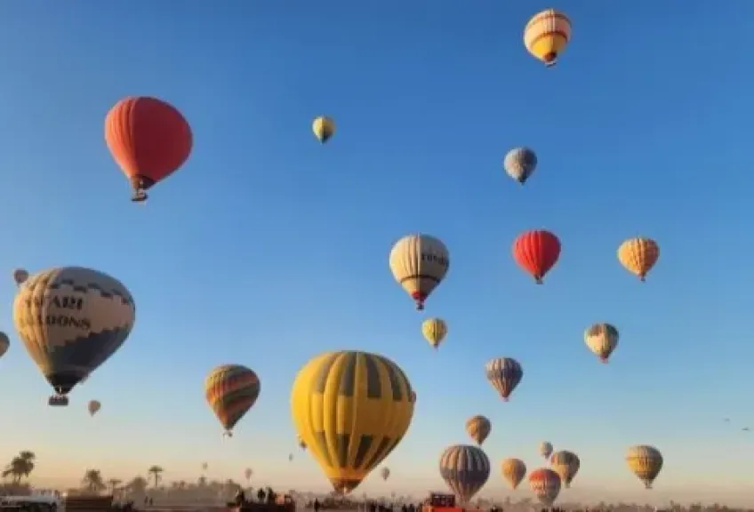 50 رحلة بالون طائر تزين سماء الأقصر