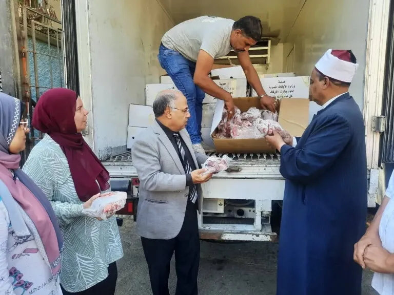 جانب من توزيع الأضاحي 