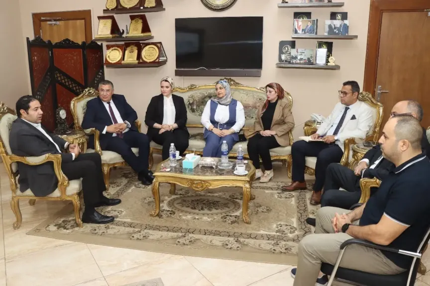 نائب المحافظ أثناء الاجتماع 