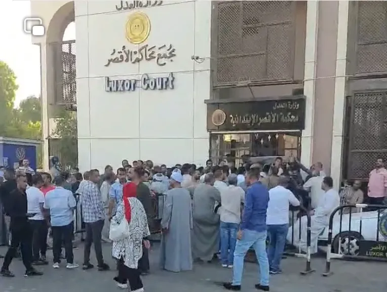 إقبال المواطنين أمام مجمع محاكم الأقصر 