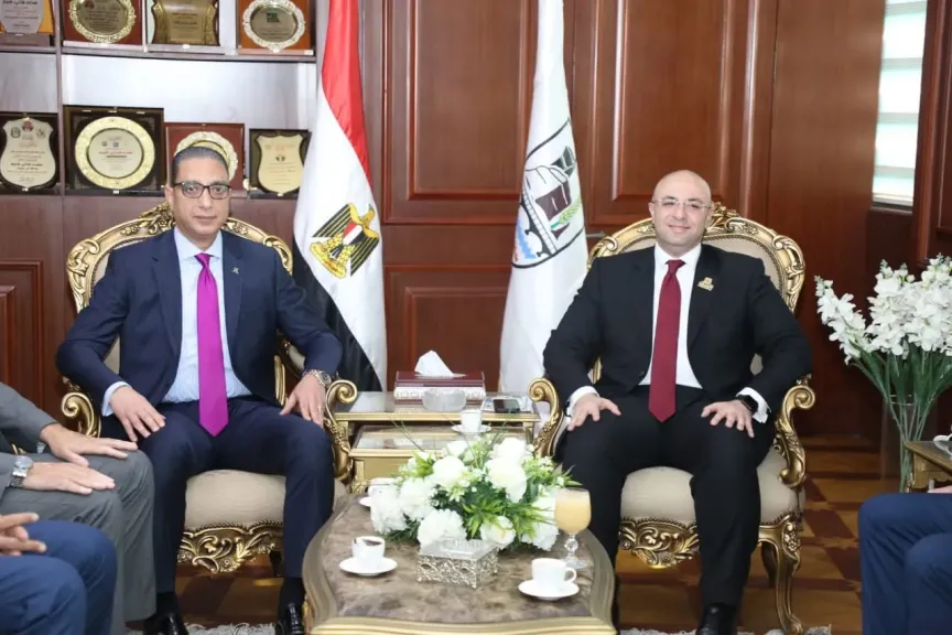 محافظ بني سويف يستقبل الوفود 