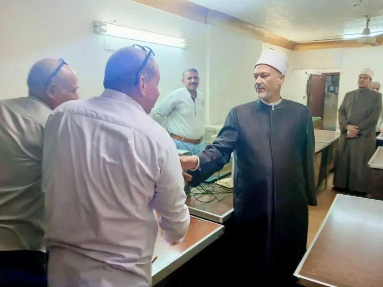 وكيل وزارة الأوقاف أثناء الجولة 