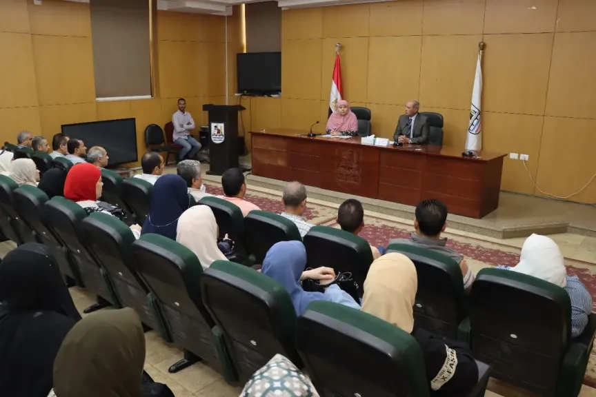 أثناء الاستماع لشكاوى المواطنين 