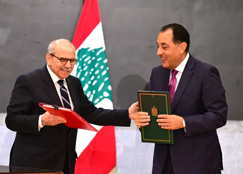جانب من التوقيع