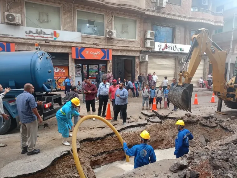 أعمال إصلاح كسر خط مياه رئيسي 