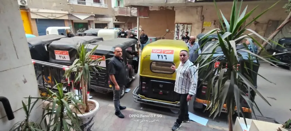بالصور.. ترقيم مركبات “التوك توك” بالعمرانية لضبط المنظومة وتحقيق الانضباط المروري