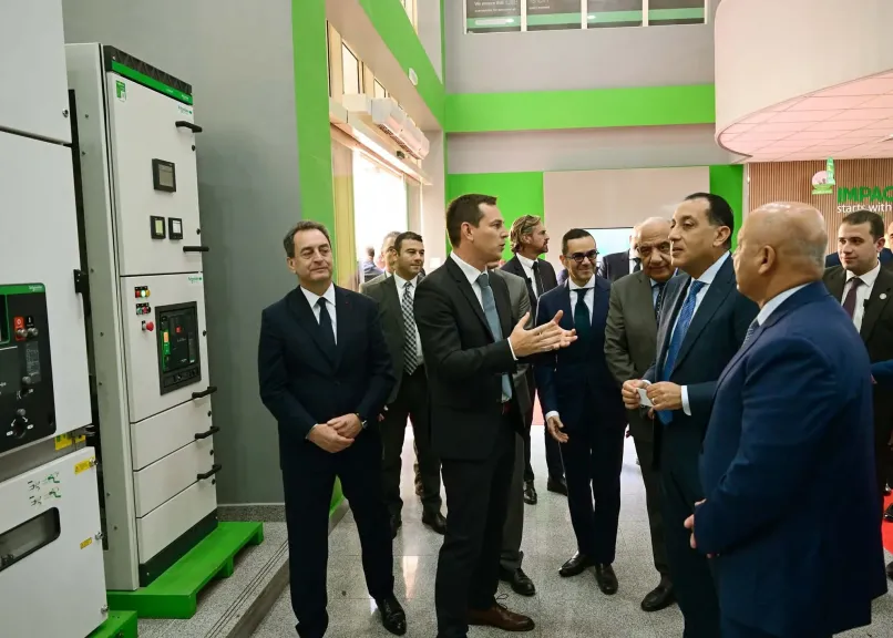 رئيس الوزراء يفتتح توسعات المصنع الإقليمي لشركة "شنايدر إلكتريك"