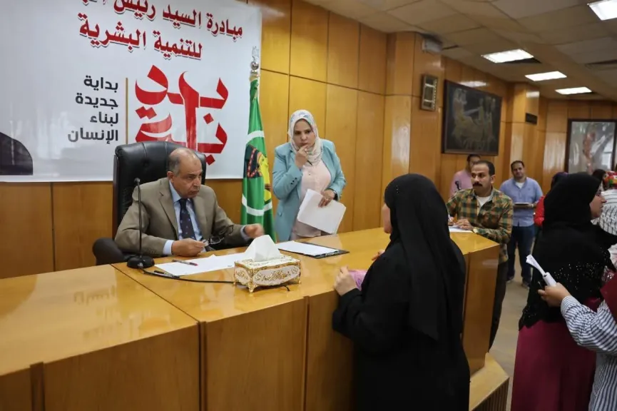   محافظ المنيا يبحث شكوى المواطنين 