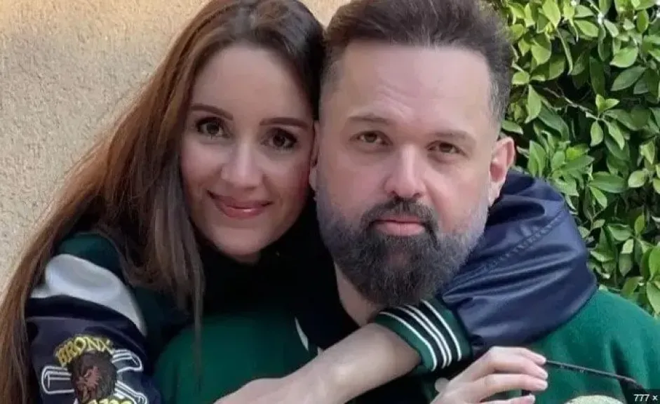 الفنان محمد محمود عبدالعزيز وزوجته