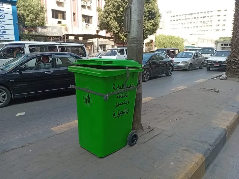وضع صناديق قمامة جديدة بشارع فيصل