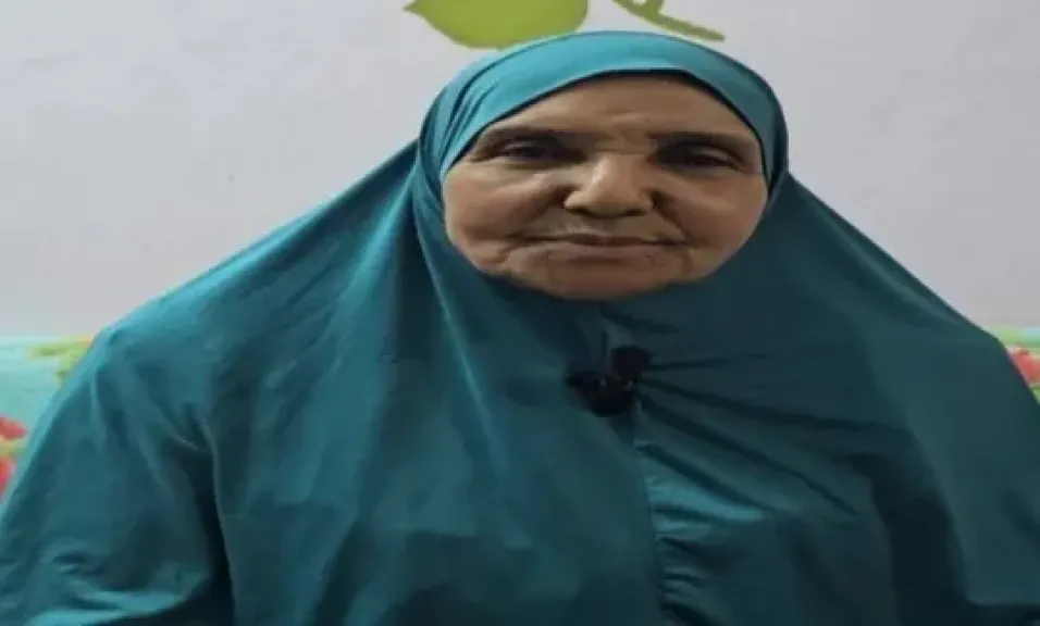   مسنة تحقق حلم ختم القرآن 