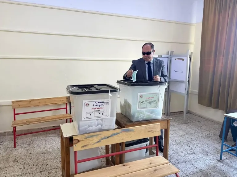 رئيس هيئة تنمية الصعيد يُدلي بصوته في انتخابات النواب