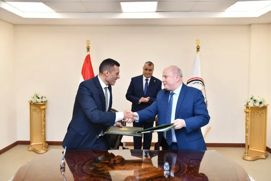 جانب من التوقيع 