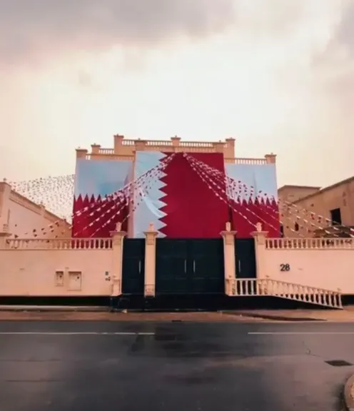 بدر الهاجري يحوّل منزله في بني هاجر إلى لوحة وطنية بأكبر علم قطري