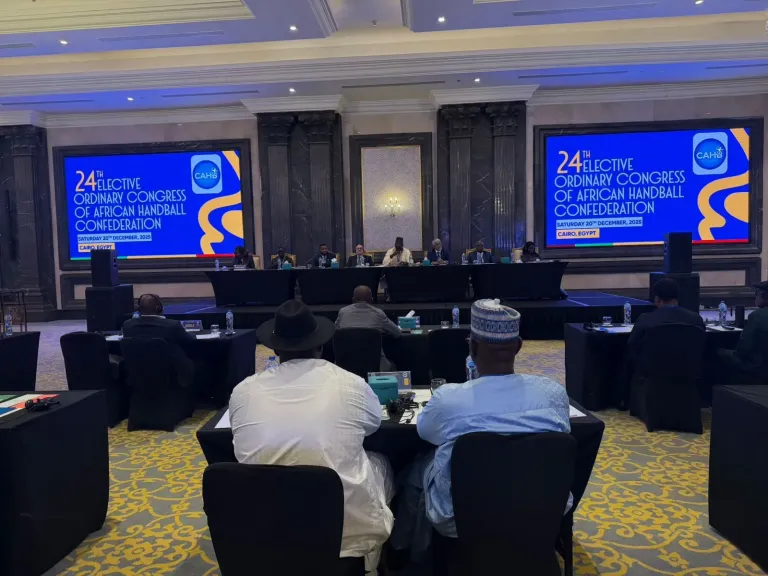 منصور أريمو رئيسًا للاتحاد الإفريقي لكرة اليد لولاية جديدة.. ومدحت البلتاجي نائبًا أول