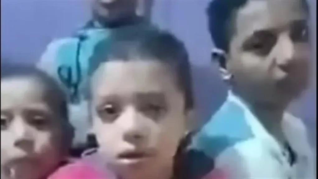 شاهد بالفيديو.. أم تعرض أطفالها للبيع على السوشيال ميديا يثير الجدل