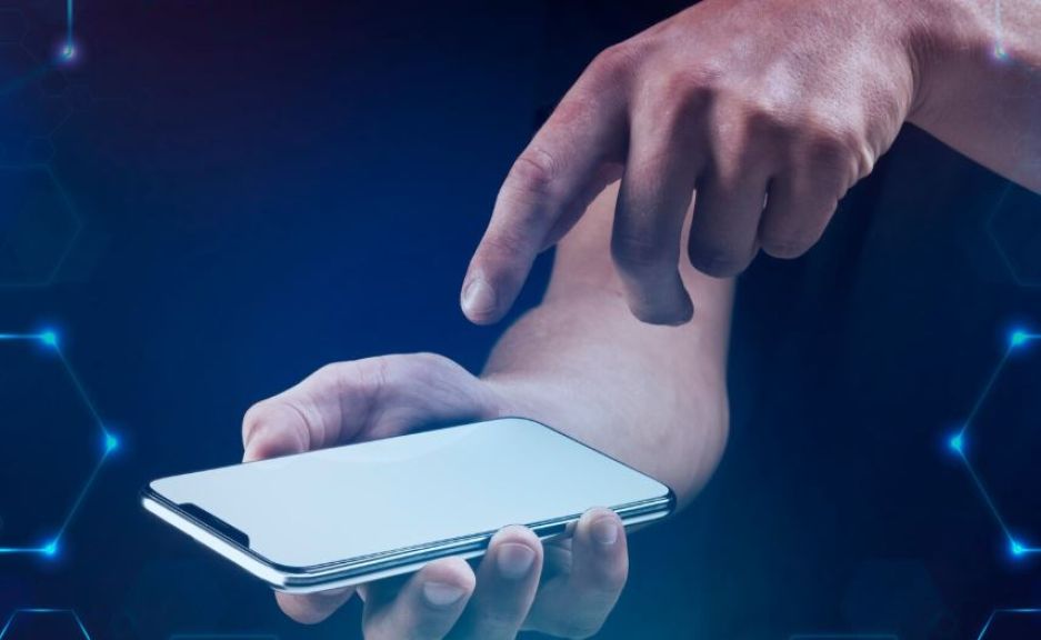 عالم التقنية والهواتف الذكية: كيف غيرت حياتنا الرقمية؟