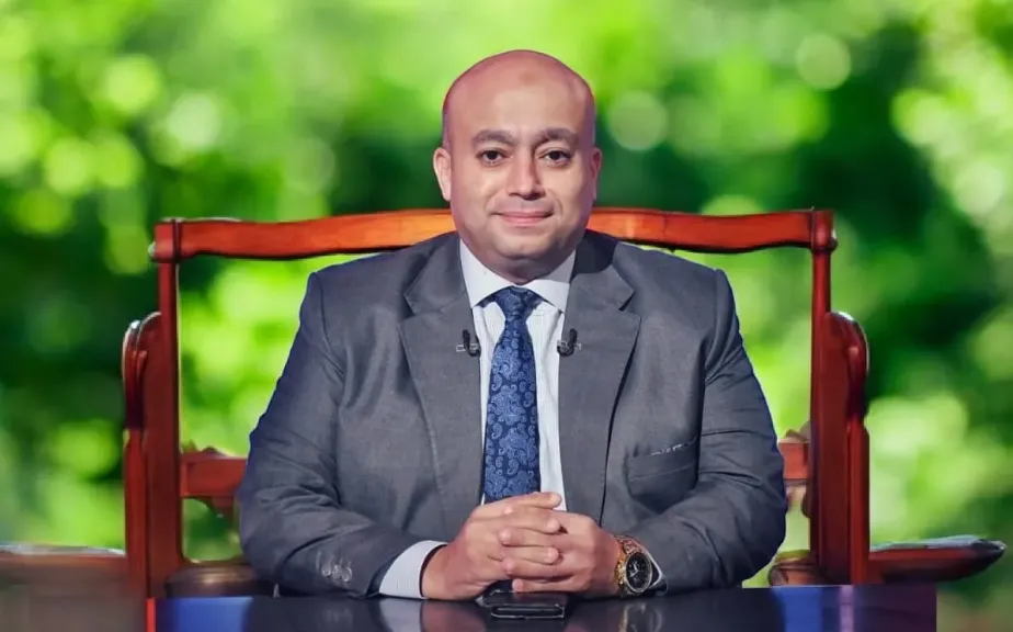 إسلام عوض، المحلل السياسي