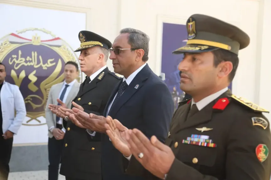 محافظ قنا ومدير الأمن يضعان إكليلًا من الزهور