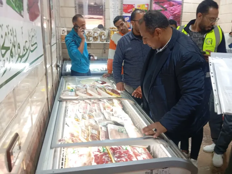 حمالات تفتيشية علي الأسواق والمطاعم بقنا