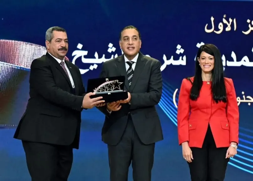 تسليم جائزة التميز الحكومي لرئيس مدينة شرم الشيخ 