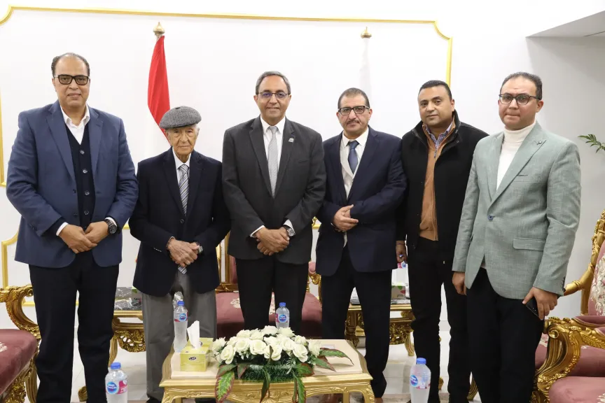 شيخ الاذاعيين الأسبق فهي عمر في ضيافة المحافظ