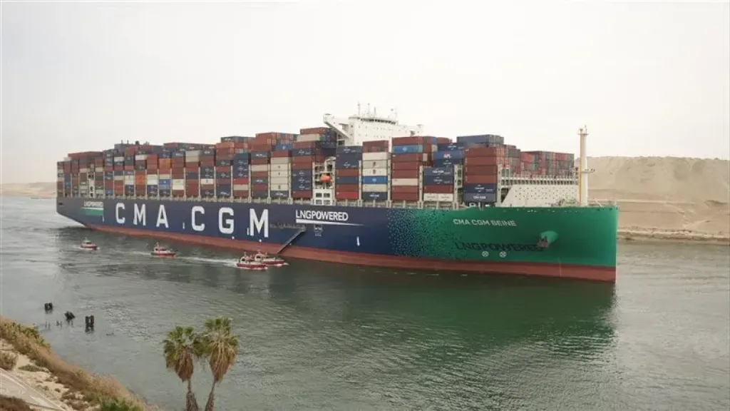 عبور سفينة الحاويات العملاقة CMA CGM SEINE بقناة السويس 