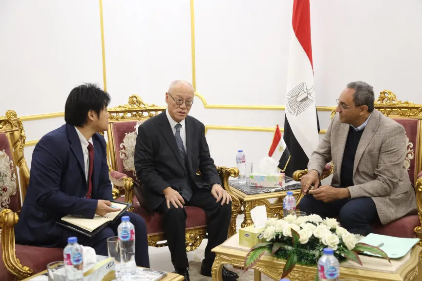 محافظ قنا والسفير الياباني 