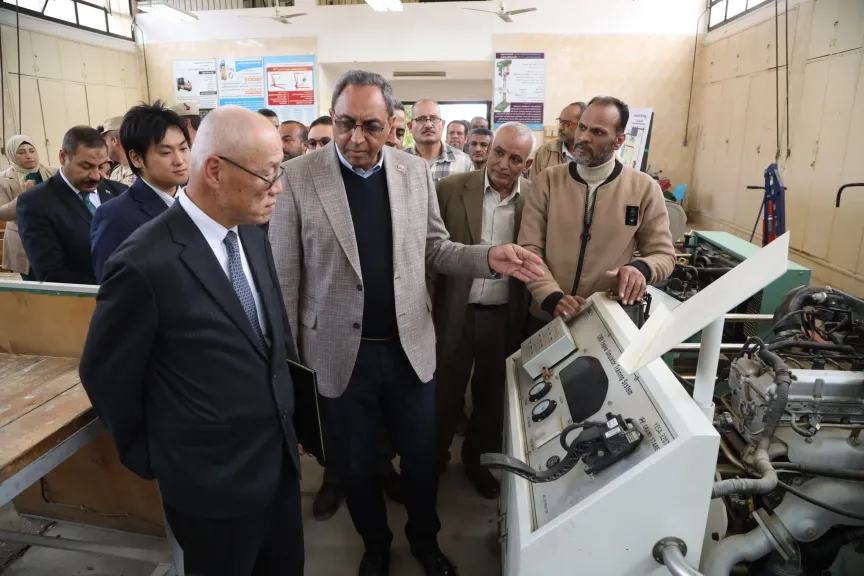محافظ قنا والسفير الياباني بمدرسة 