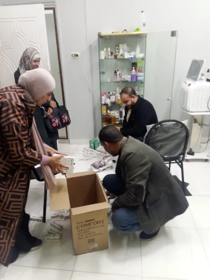 غلق مركز تجميل مخالف ومصادرة مستحضرات مجهولة 