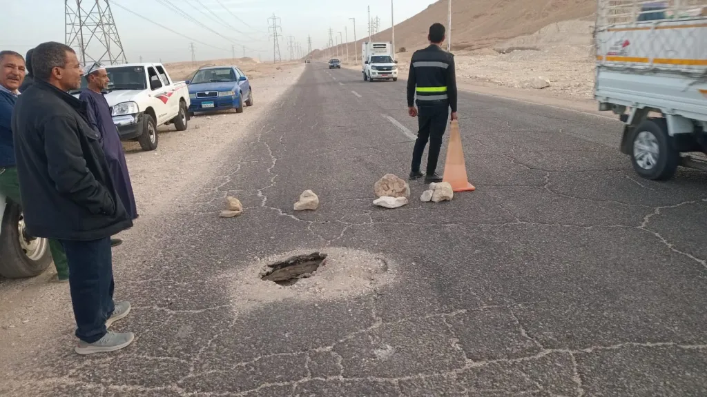 إصلاح هبوط أرضي بالطريق الصحراوي الغربي