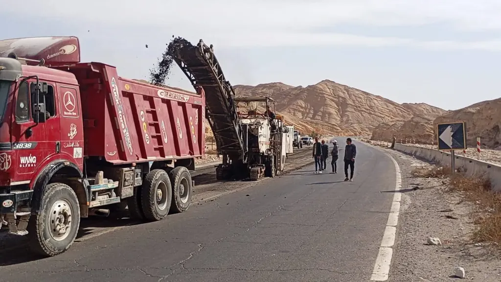 صيانة وإصلاح الطريق الساحلي بمنطقة ملفات أبو زنيمة 