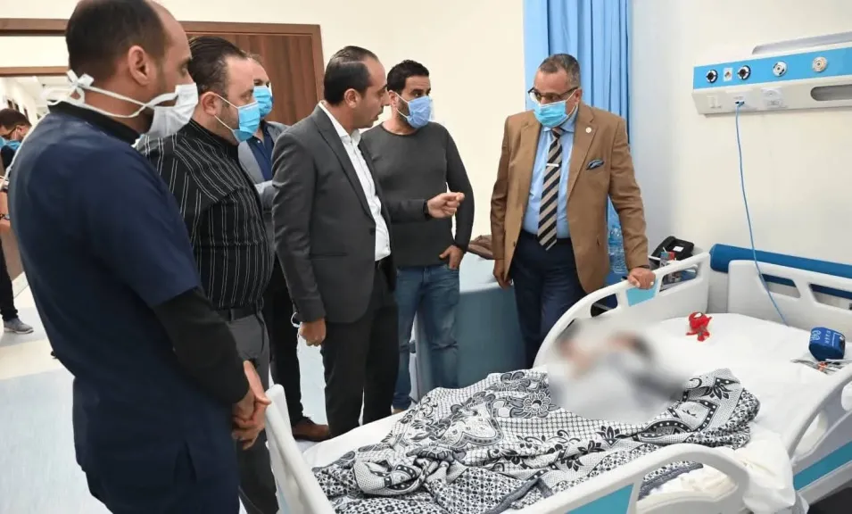 المحافظ يزور الطفل المصاب بمجمع الفيروز بالطور   