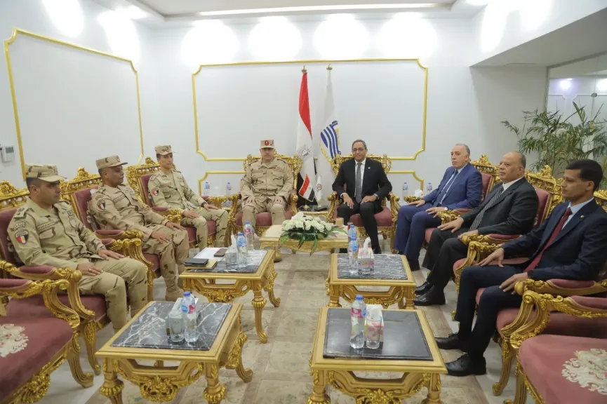 محافظ قنا يستقبل مدير جمعية المحاربين ومدير الأمن 