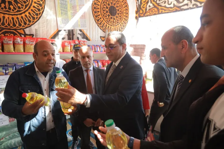 محافظ قنا يفتتح معرض 