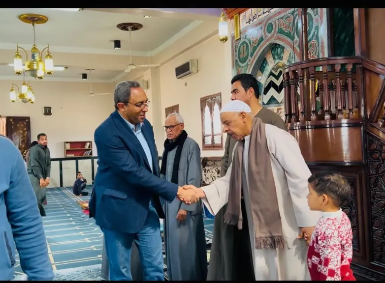 محافظ قنا يؤدي صلاة الجمعة بقوص ويستمع لمطالب المواطنين