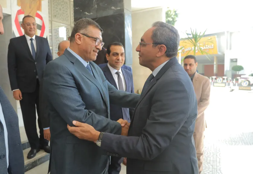 مراسم تسليم وتسلم مع المحافظ السابق