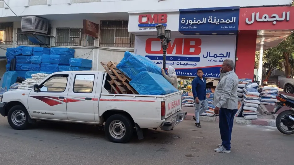 المحافظ يرصد مخالفات ويوجه برفع إشغالات المحال التجارية 