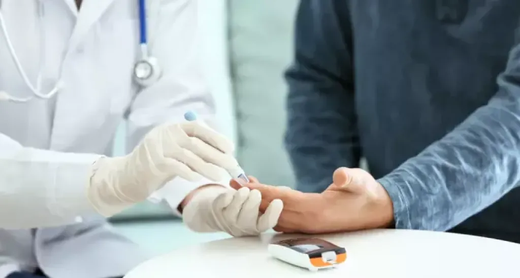 الدكتور حسام موافي، أستاذ الحالات الحرجة بكلية طب قصر العيني