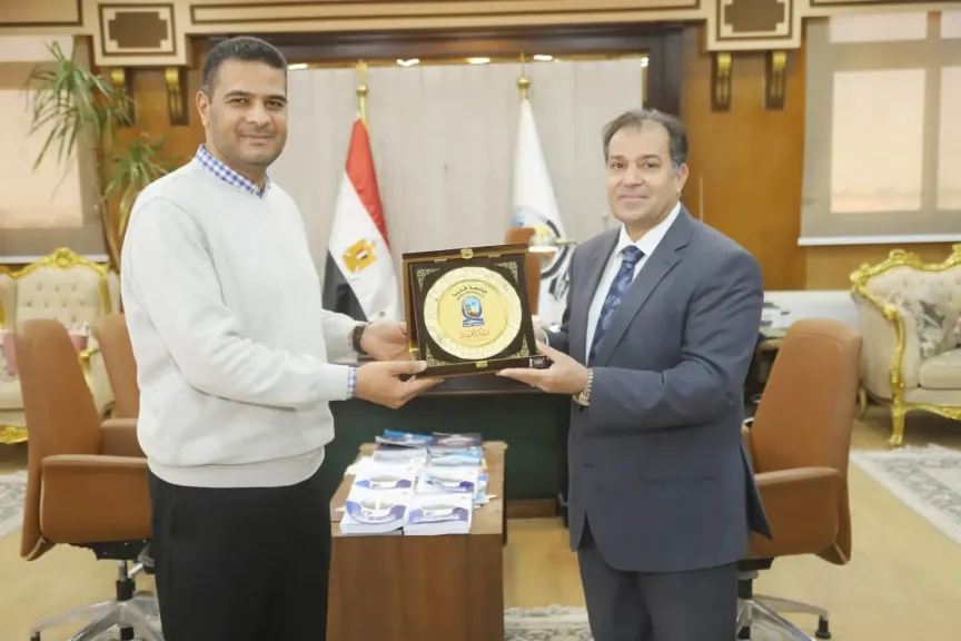 منح درع جامعة قنا لوكيل الهندسة للدراسات العليا 