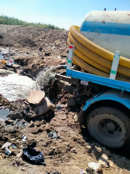 ضبط سيارتي كسح مخالفتين لإلقائهما مخلفات من مناطق سكنية 