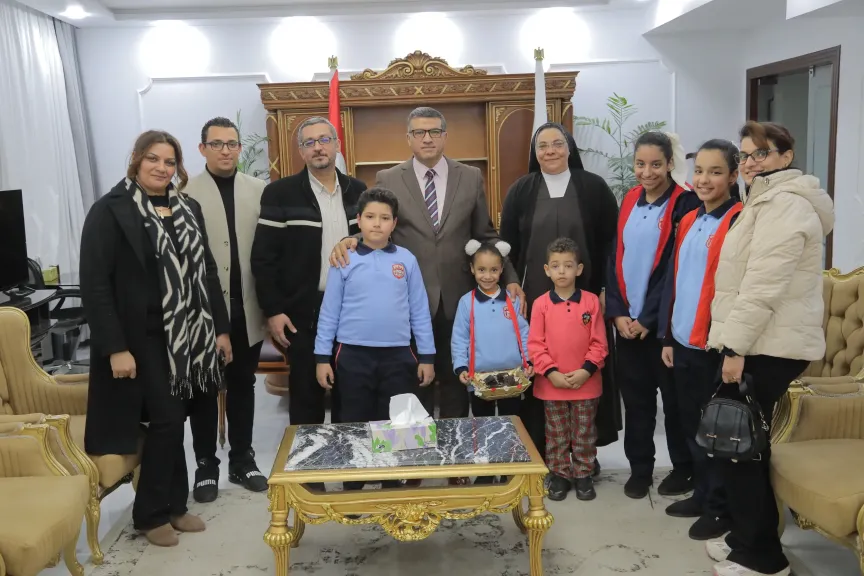 محافظ قنا يستقبل وفد مدرسة الراهبات الفرنسيسكانيات 