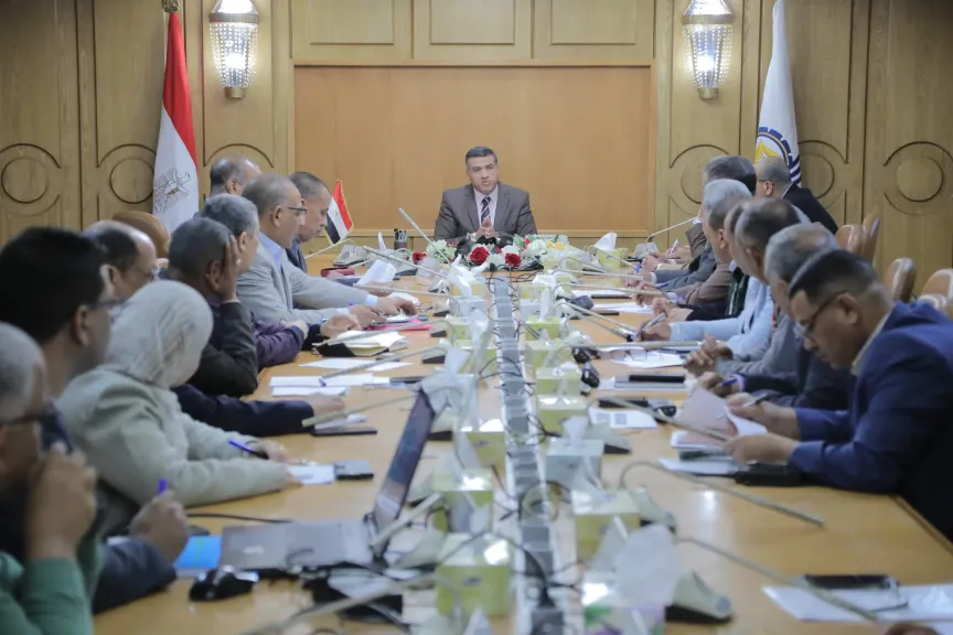 مراجعة الخطة الإستثمارية بما يحقق أقصى نفع للمواطن القنائي