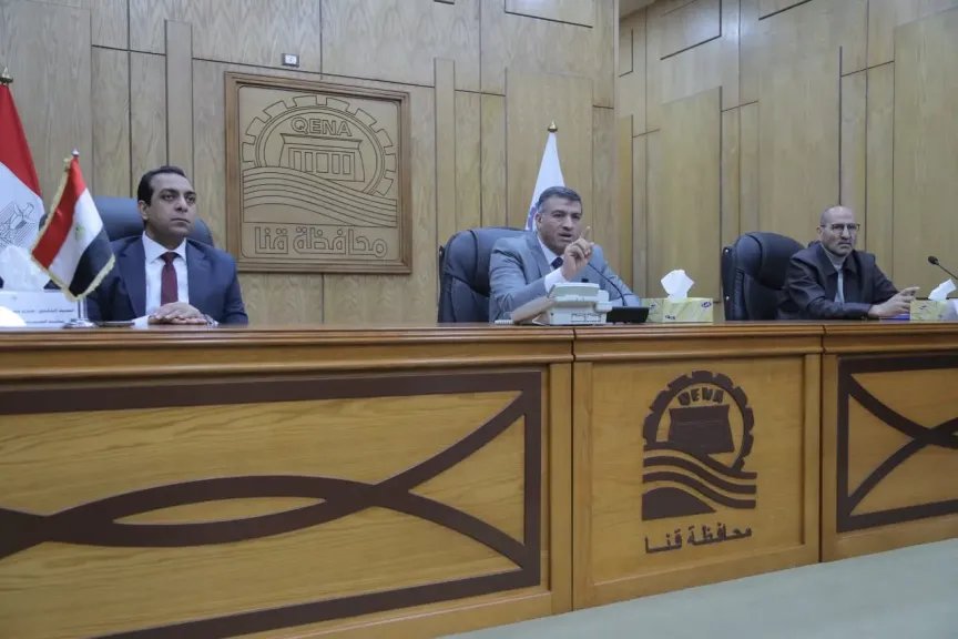 محافظ قنا يستعرض 235 طلباً للمواطنين 