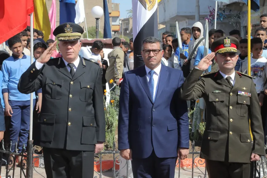 محافظ قنا يضع إكليل الزهور على النصب التذكاري لشهداء البارود 