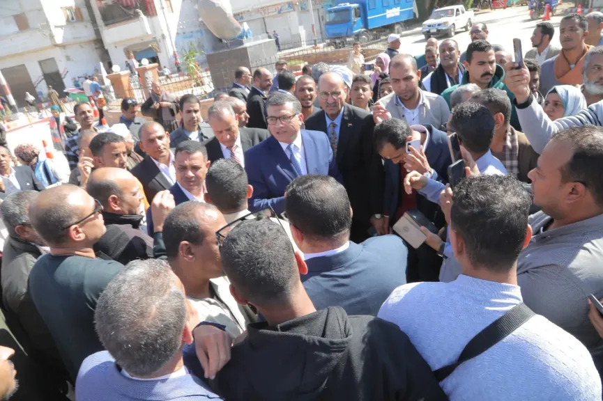 محافظ قنا يستمع لمطالب المواطنين بـ 