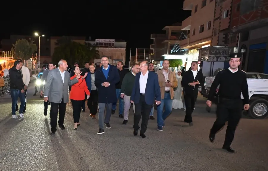 محافظ جنوب سيناء يقوم بجولة بشارع المنشية بالطور 